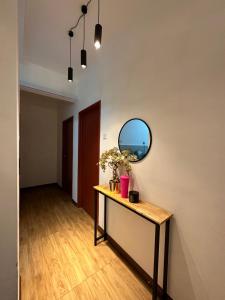 um quarto com uma mesa e um espelho na parede em The Myrini Homes - Cityview Near Drawbridge em Kuala Terengganu