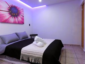 a bedroom with a bed with two towels on it at Depa privado cercano al Foro Sol, Palacio de los Deportes in Mexico City