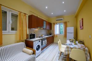 een keuken met een woonkamer met een tafel en een fornuis bij Butterfly Appartments in Barbati