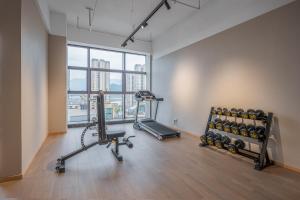 The fitness centre and/or fitness facilities at YueSen Yizhi Hotel