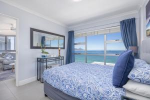 Un dormitorio con una cama y vista al mar. en Oceanview Holiday Accommodation, en Bloubergstrand