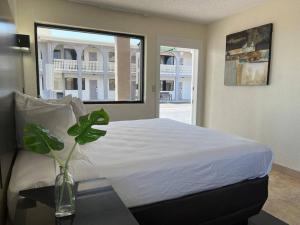 - une chambre avec un grand lit et un vase sur une table dans l'établissement Relaxing Waterside Retreat-110, à Daytona Beach