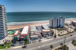 - une vue aérienne sur une plage avec un bâtiment et l'océan dans l'établissement Relaxing Waterside Retreat-110, à Daytona Beach