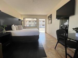 Cette chambre comprend un lit, une table et un bureau. dans l'établissement Relaxing Waterside Retreat-110, à Daytona Beach