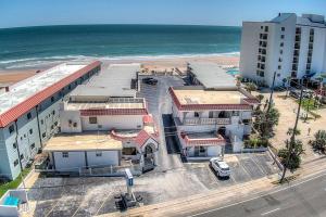 - une vue aérienne sur un bâtiment à côté de l'océan dans l'établissement Relaxing Waterside Retreat-110, à Daytona Beach