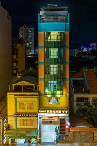 頭頓的住宿－Khanh Vy Hotel，蓝色顶部的黄色高楼