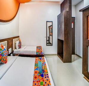 Postel nebo postele na pokoji v ubytování Fabhotel Glorify Palace - Nr Mumbai International Airport