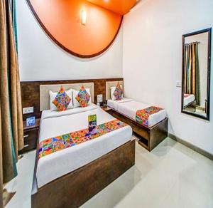 Postel nebo postele na pokoji v ubytování Fabhotel Glorify Palace - Nr Mumbai International Airport