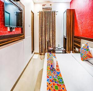 Postel nebo postele na pokoji v ubytování Fabhotel Glorify Palace - Nr Mumbai International Airport