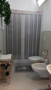 ein Bad mit 2 WCs und 2 Waschbecken in einem Zimmer in der Unterkunft DOLCE VITA in Bitonto
