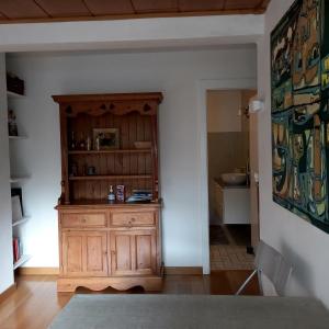 Pokój z drewnianą szafką w pokoju w obiekcie La Valériane w mieście Kintzheim
