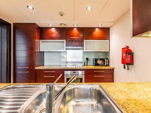 Η κουζίνα ή μικρή κουζίνα στο Incredible Studio In Burj View