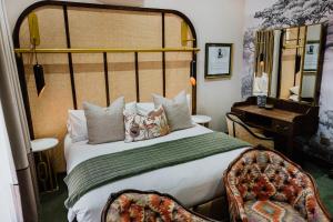 Un dormitorio con una cama grande y un espejo. en Oryx Boutique Hotel, en Klerksdorp