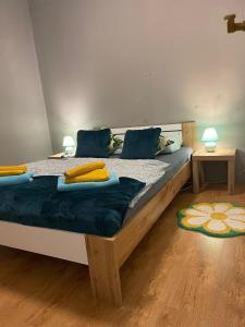 - une chambre avec un grand lit et des oreillers bleus dans l'établissement Veľký apartman, à Karlova Ves