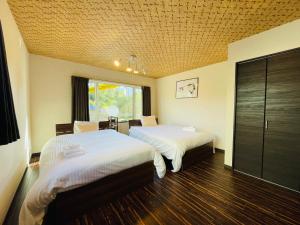 Giường trong phòng chung tại KIRAKU KOU Niseko2BDRM Royal emerald garden 5