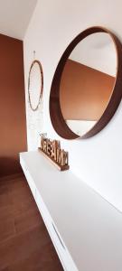 espejo en la parte superior de un tocador blanco en una habitación en El COSy de la COSta, en Cambrils