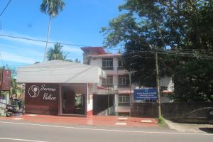 uma loja ao lado de uma rua com um dossel branco em Hotel Serene Palace em Port Blair