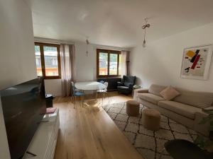 uma sala de estar com um sofá e uma mesa em Appartement Oliver em Chamonix-Mont-Blanc