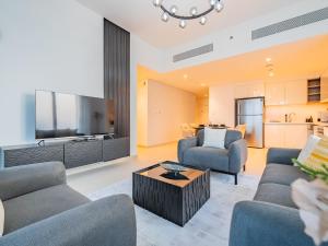 - un salon avec deux canapés et une table dans l'établissement Phenomenal 2Br in Downtown Views II, à Dubaï