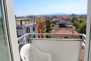 balcone con sedia e vista sulla città di Hotel Santini a Rimini