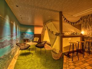 Posezení v ubytování Ooedo Onsen Monogatari Premium Toba Saichoraku