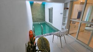 トリバンドラムにあるAmritham Holidays Homestay Trivandrumの家の中庭のプール