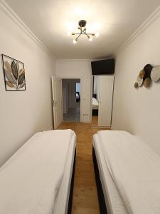 1 Schlafzimmer mit 2 Betten und einem Deckenventilator in der Unterkunft central 2Room Apartment XBerg in Berlin