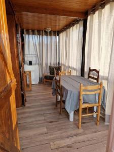 ein Esszimmer mit einem Tisch und Stühlen in einem Haus in der Unterkunft Petit chalet individuel à Font-romeu in Font Romeu Odeillo Via