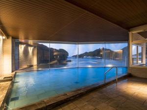 Bazén v ubytování Ooedo Onsen Monogatari Premium Toba Saichoraku nebo v jeho okolí