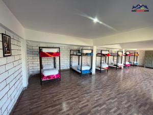 rząd łóżek piętrowych w pokoju w obiekcie Auli Hostel w mieście Jyotirmath