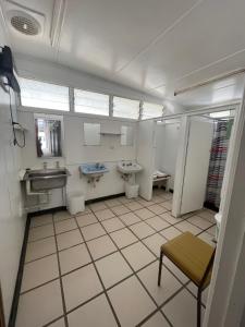 La salle de bains est pourvue de 2 toilettes et d'un lavabo. dans l'établissement Mountain View Motel, à Queenstown