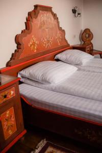 Izvoarele的住宿－Casa Izvoarele，一间卧室配有一张带木制床头板的床