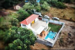 uma vista aérea de uma casa com piscina em SHER 3BHK VILLA ALIBAUG em Alibaug