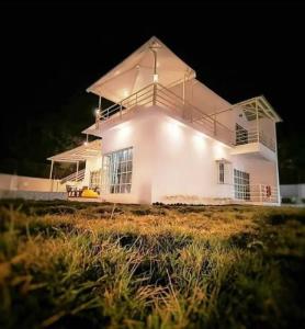uma casa branca com uma luz ao lado dela em SHER 3BHK VILLA ALIBAUG em Alibaug
