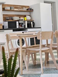 una mesa de madera y sillas en la cocina en MAISON PLAIN PIED HYPER CENTRE ET 300M DE PLAGE, en Royan