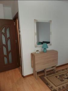una stanza con una porta e un comò con uno specchio di Ultracentral free private parking a Ploieşti