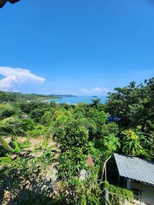 Phumĭ Kâoh RŏngにあるSweet View Guesthouseの家から見える海