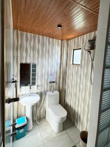 ゼネラル・ルナにあるMahajab Homestay 5BR exclusive entire placeのトイレと洗面台付きのバスルーム +54枚の写真