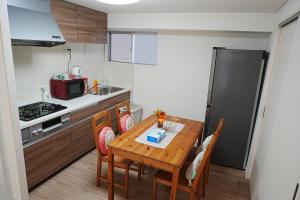 大阪市にあるOrange House 701のキッチン(木製テーブル、椅子、冷蔵庫付) +9枚の写真
