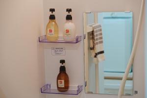 大阪市にあるOrange House 701のバスルーム(棚に洗濯洗剤3本付)