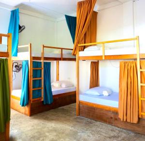 Postel nebo postele na pokoji v ubytování Three Little Birds Surf Hostel