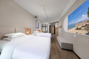 Uma cama ou camas num quarto em Poltton Century Hotel