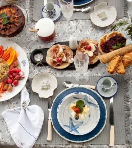 una mesa con platos de comida. en Espectacular Villa con acceso privado a la playa de Oyambre, en San Vicente de la Barquera