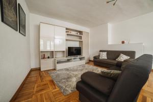 TV a/nebo společenská místnost v ubytování Maison Escaliers by Hili