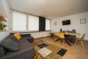 una sala de estar con un sofá y una mesa en Vevey 5 by Hili, en Aosta