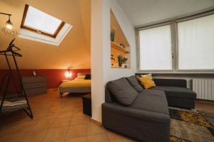 una sala de estar con un sofá y una cama en Vevey 5 by Hili, en Aosta
