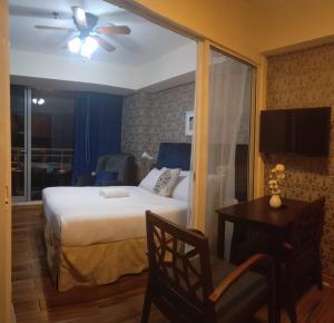 Schlafzimmer mit einem Bett und einem Deckenventilator in der Unterkunft Azure Urban Residence A11 Near Airport and SM Bicutan+ Free wifi in Manila