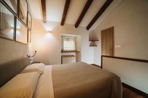 ein Schlafzimmer mit einem großen Bett in einem Zimmer in der Unterkunft Monnaies 23 in Aosta