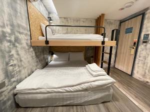 Katil dua tingkat atau katil-katil dua tingkat dalam bilik di Tainanwow
