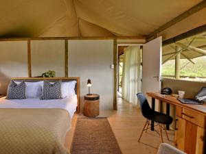 Postel nebo postele na pokoji v ubytování Garden Route Safari Camp